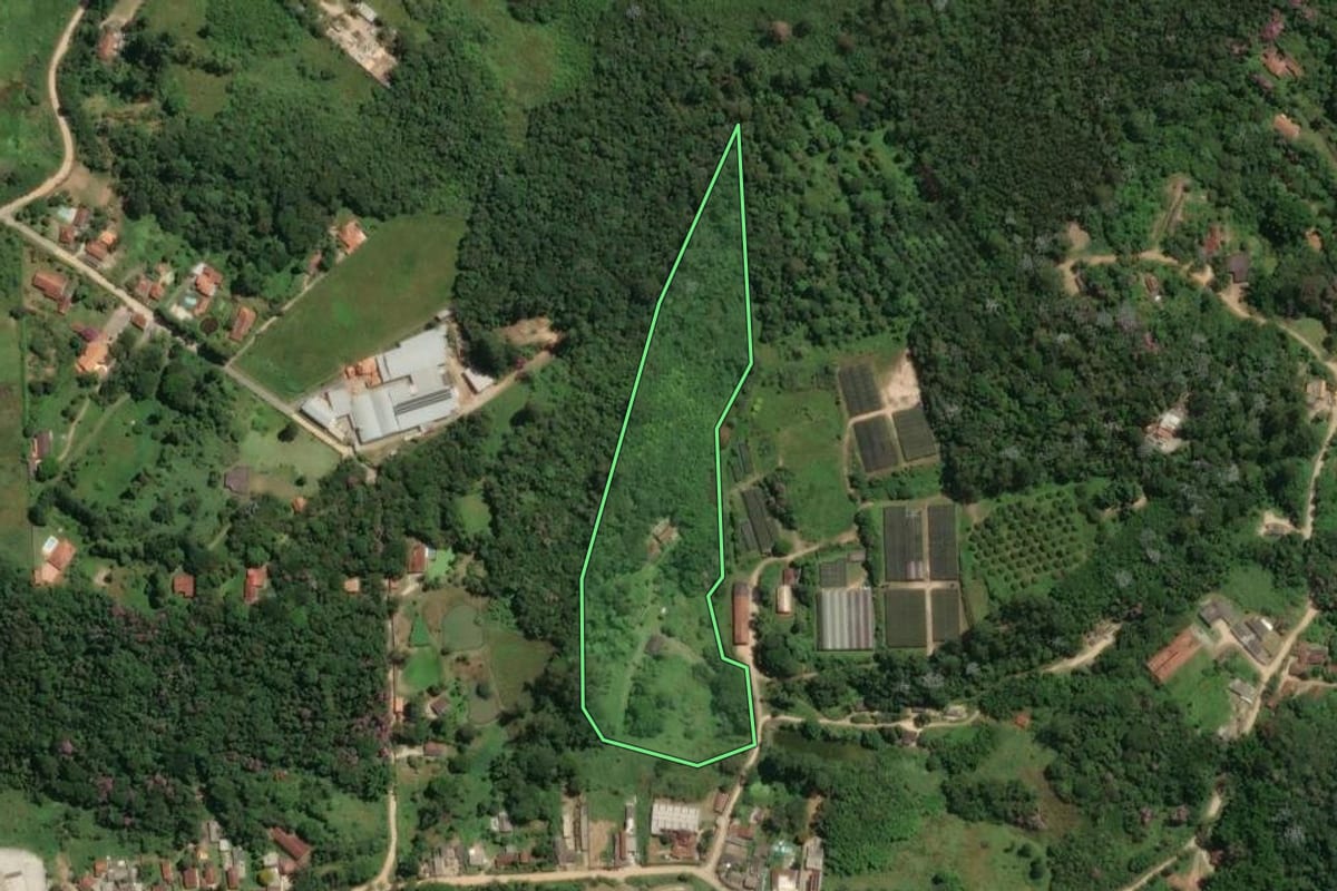 Imagem de satélite do imóvel rural em Mogi das Cruzes (SP), com o contorno declarado no CAR desenhado por cima.