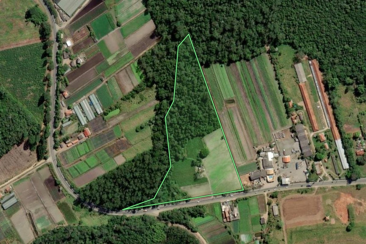 Imagem de satélite do imóvel rural em Mogi das Cruzes (SP), com o contorno declarado no CAR desenhado por cima.