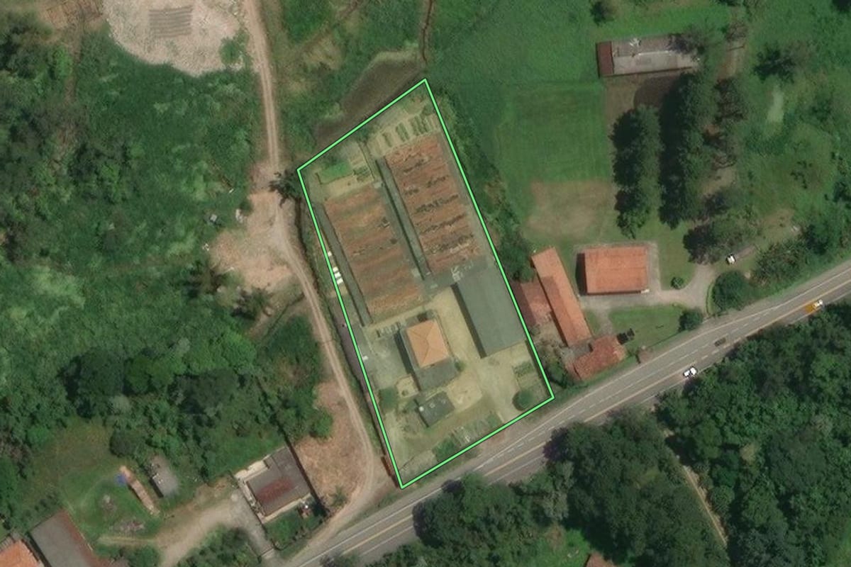 Imagem de satélite do imóvel rural em Mogi das Cruzes (SP), com o contorno declarado no CAR desenhado por cima.