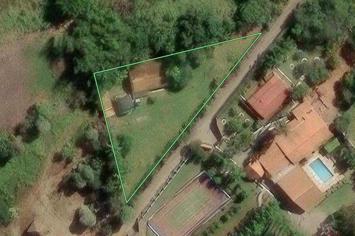 Imagem de satélite do imóvel rural em Mogi das Cruzes (SP), com o contorno declarado no CAR desenhado por cima.