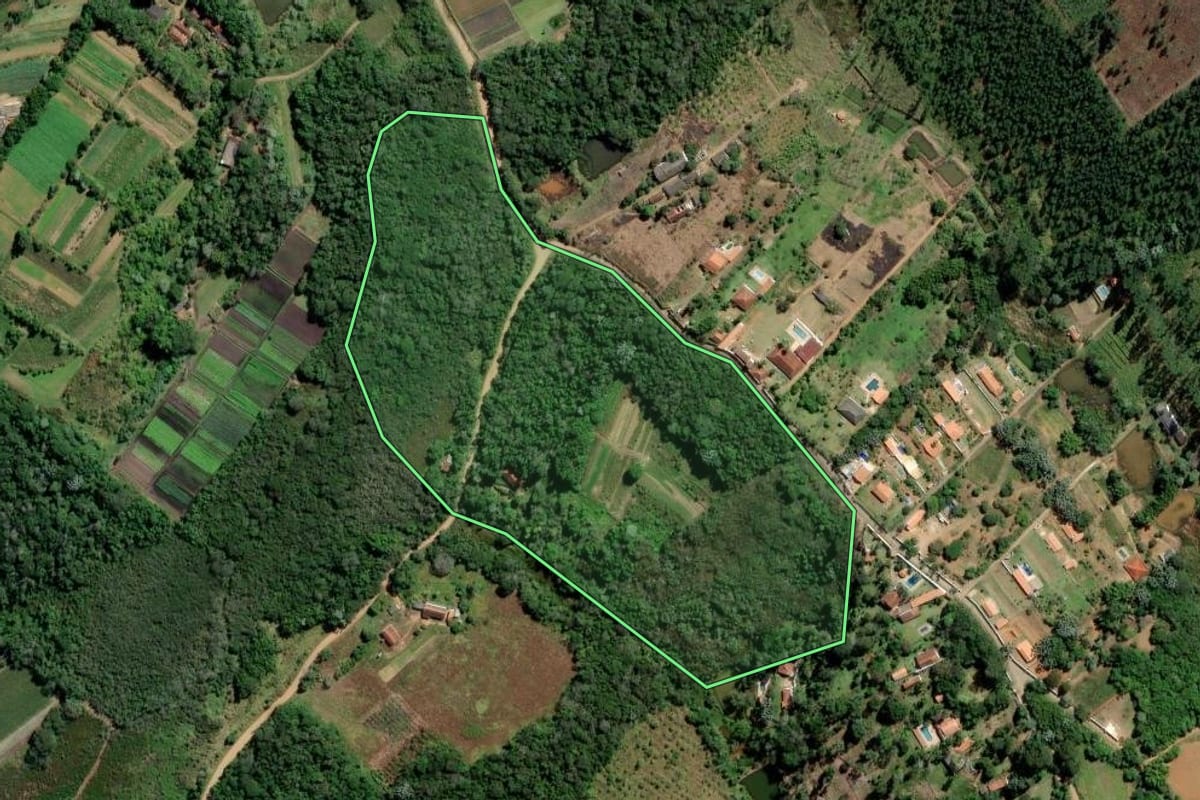 Imagem de satélite do imóvel rural em Mogi das Cruzes (SP), com o contorno declarado no CAR desenhado por cima.
