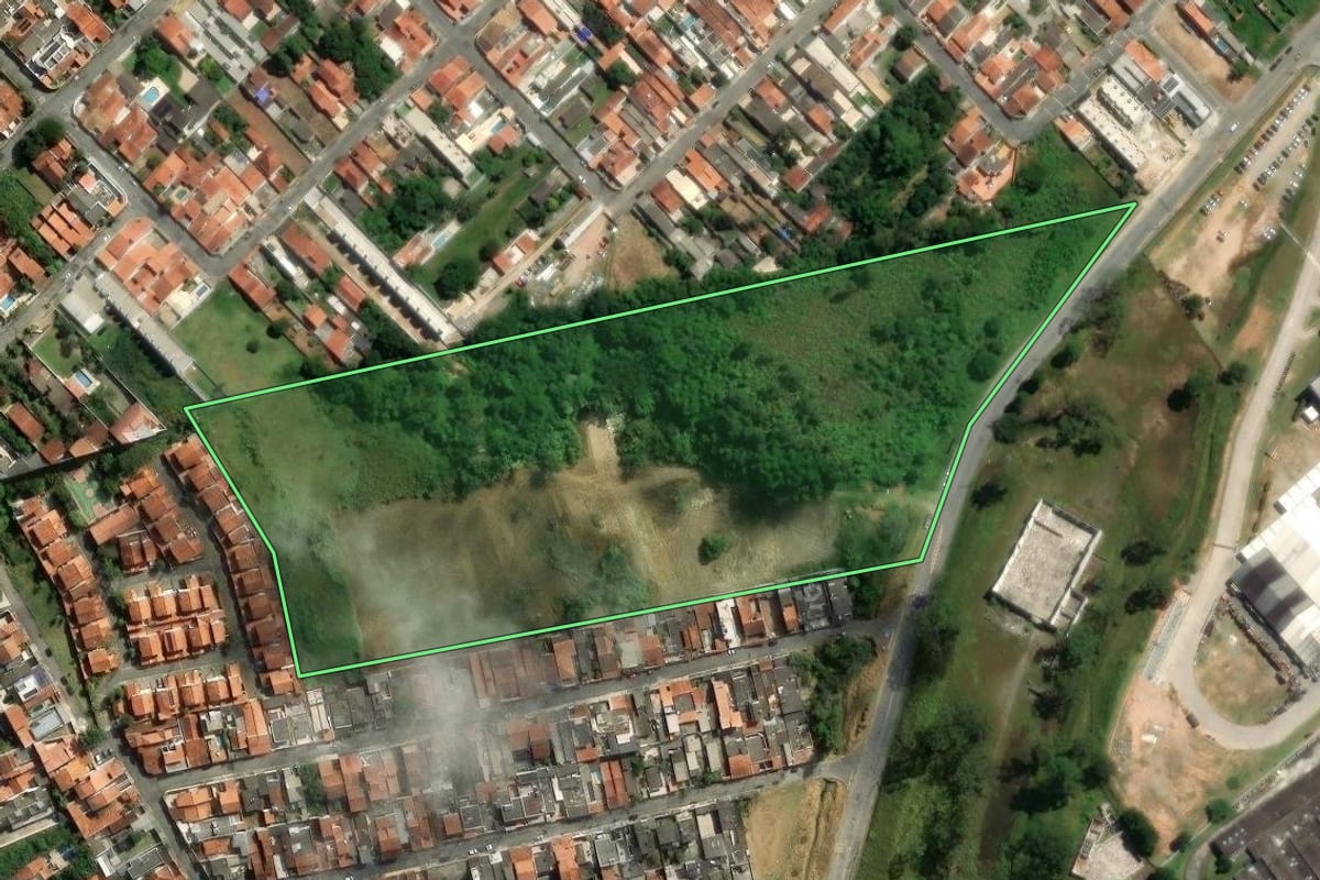 Imagem de satélite do imóvel rural em Mogi das Cruzes (SP), com o contorno declarado no CAR desenhado por cima.