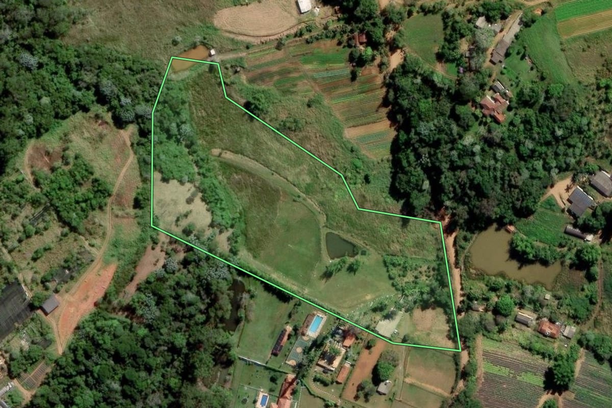 Imagem de satélite do imóvel rural em Mogi das Cruzes (SP), com o contorno declarado no CAR desenhado por cima.
