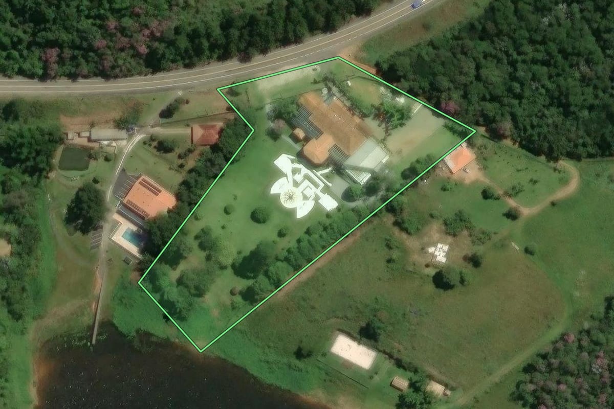 Imagem de satélite do imóvel rural em Mogi das Cruzes (SP), com o contorno declarado no CAR desenhado por cima.