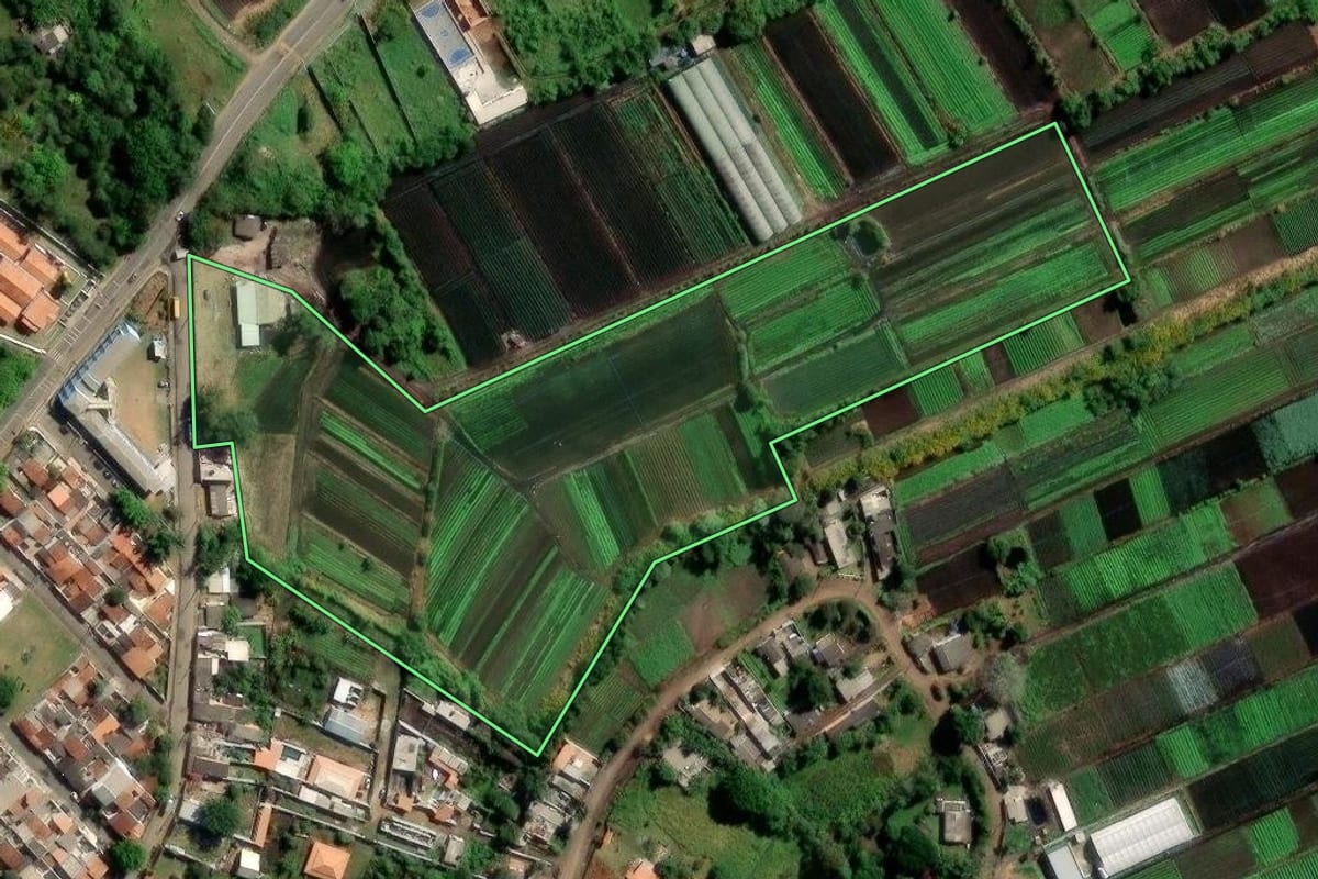 Imagem de satélite do imóvel rural em Mogi das Cruzes (SP), com o contorno declarado no CAR desenhado por cima.