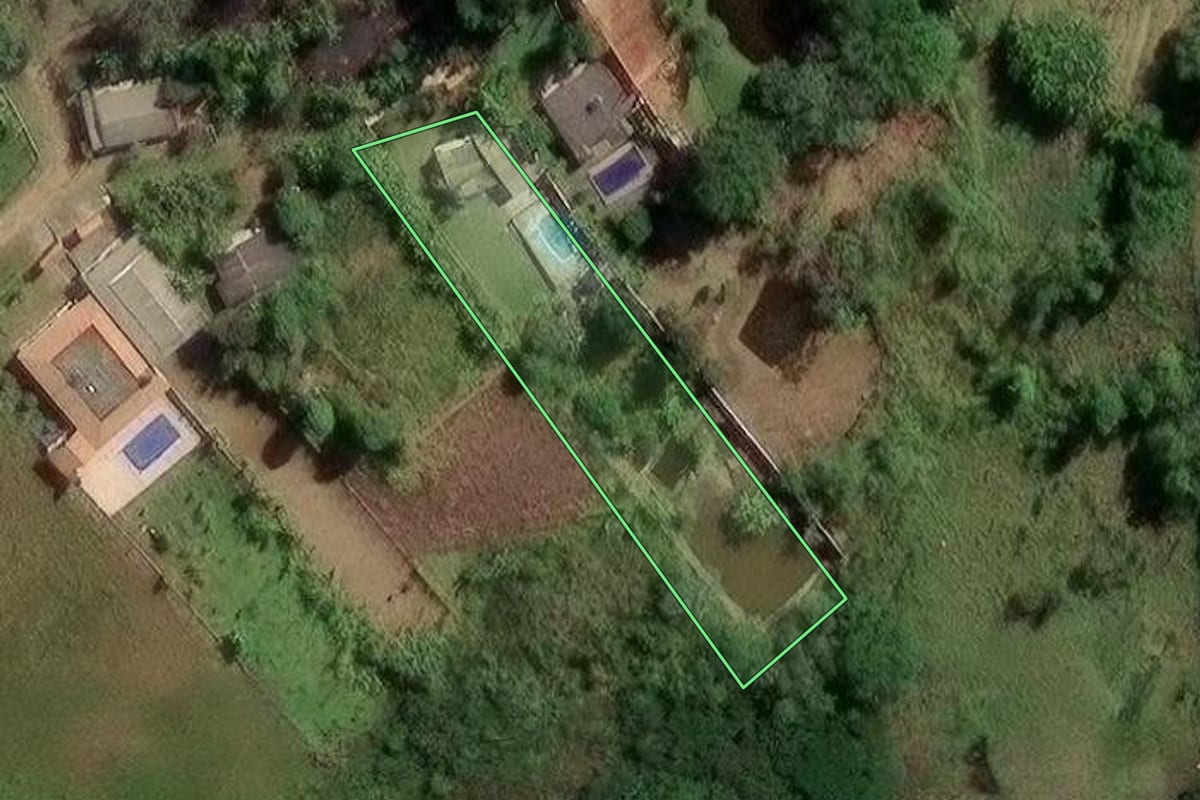 Imagem de satélite do imóvel rural em Mogi das Cruzes (SP), com o contorno declarado no CAR desenhado por cima.