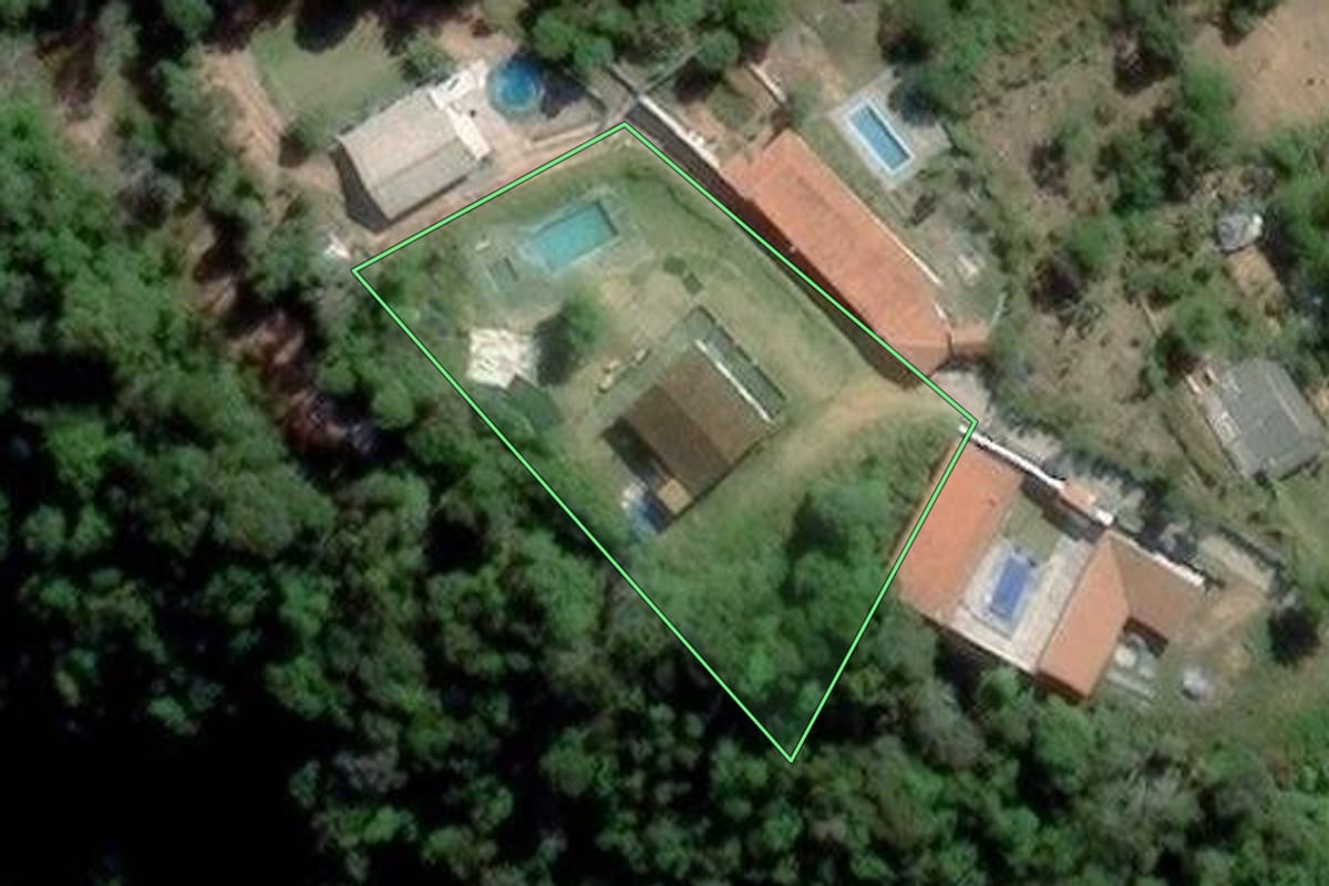Imagem de satélite do imóvel rural em Mogi das Cruzes (SP), com o contorno declarado no CAR desenhado por cima.