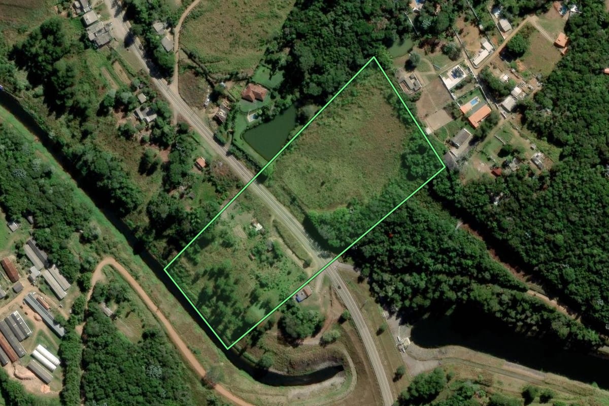 Imagem de satélite do imóvel rural em Mogi das Cruzes (SP), com o contorno declarado no CAR desenhado por cima.