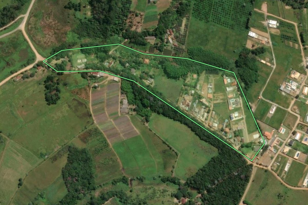 Imagem de satélite do imóvel rural em Mogi das Cruzes (SP), com o contorno declarado no CAR desenhado por cima.