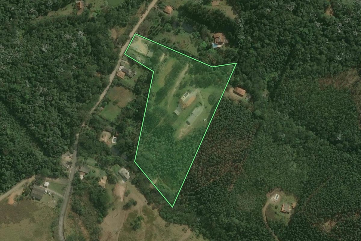 Imagem de satélite do imóvel rural em Mogi das Cruzes (SP), com o contorno declarado no CAR desenhado por cima.