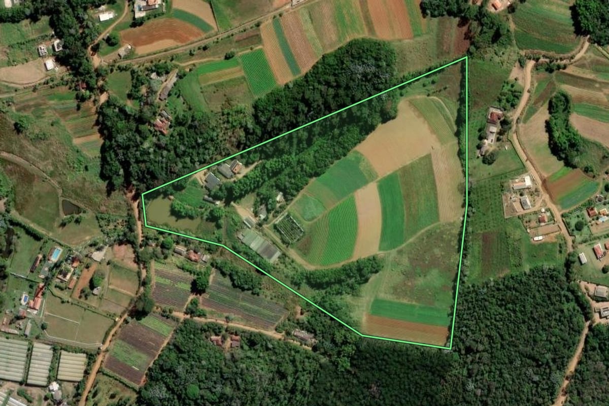 Imagem de satélite do imóvel rural em Mogi das Cruzes (SP), com o contorno declarado no CAR desenhado por cima.