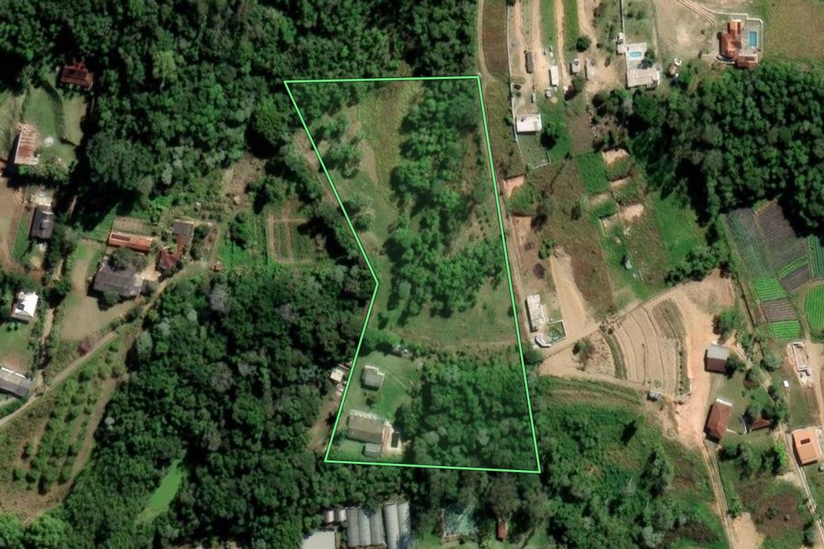 Imagem de satélite do imóvel rural em Mogi das Cruzes (SP), com o contorno declarado no CAR desenhado por cima.