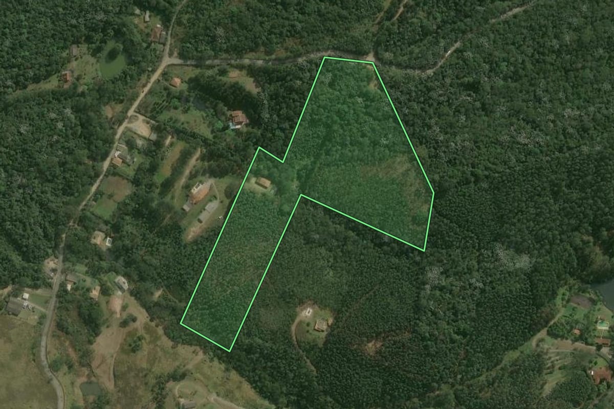Imagem de satélite do imóvel rural em Mogi das Cruzes (SP), com o contorno declarado no CAR desenhado por cima.