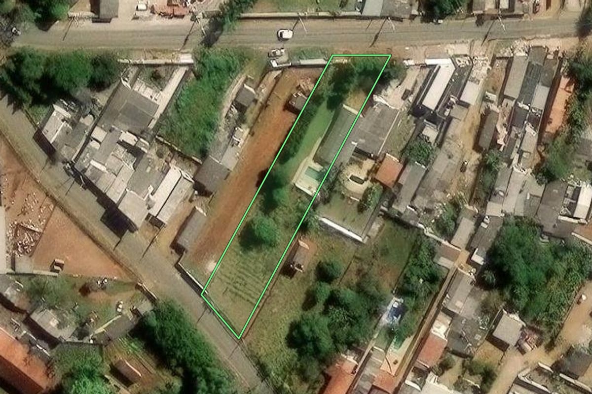 Imagem de satélite do imóvel rural em Mogi das Cruzes (SP), com o contorno declarado no CAR desenhado por cima.