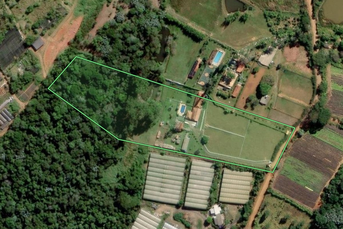 Imagem de satélite do imóvel rural em Mogi das Cruzes (SP), com o contorno declarado no CAR desenhado por cima.