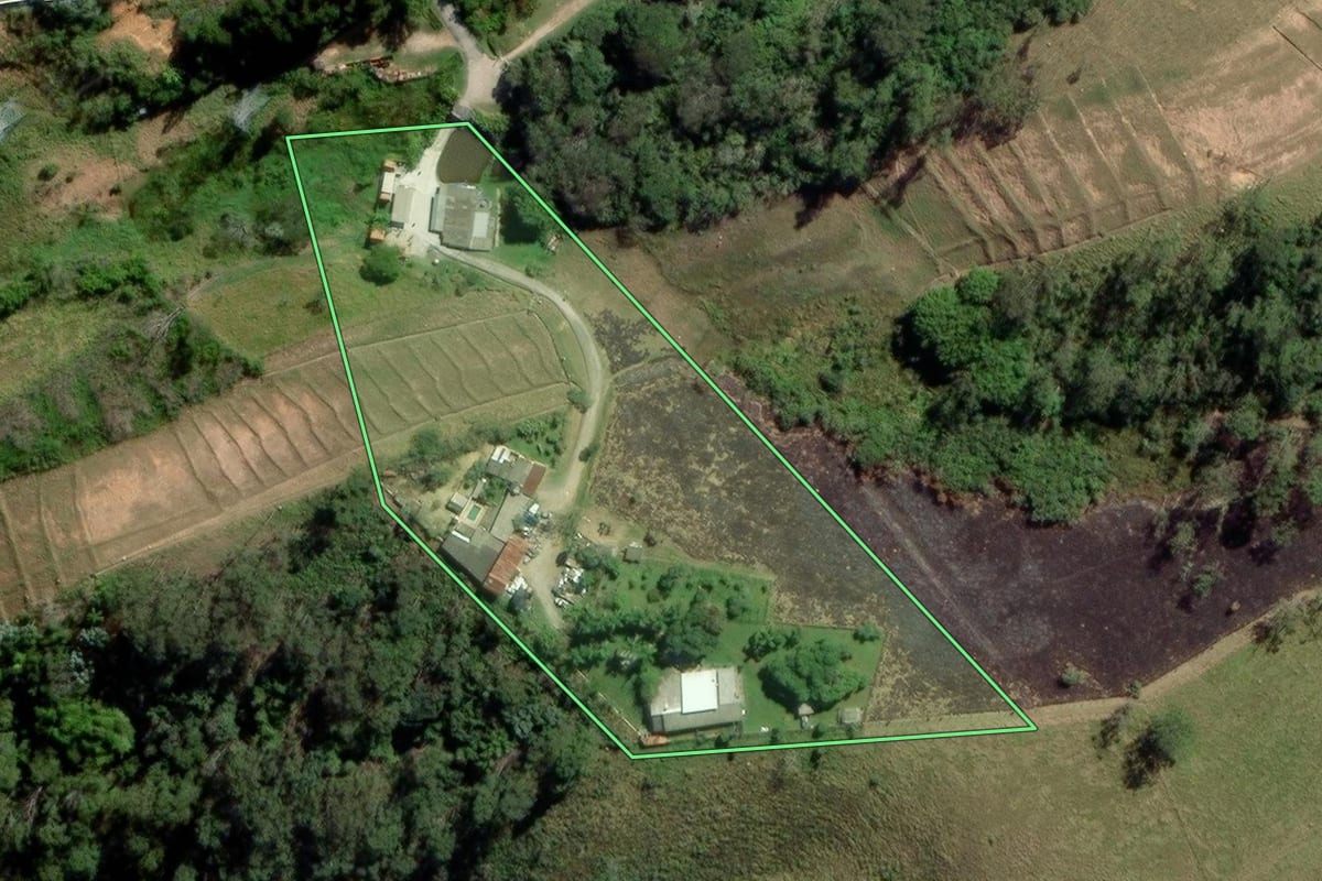 Imagem de satélite do imóvel rural em Mogi das Cruzes (SP), com o contorno declarado no CAR desenhado por cima.