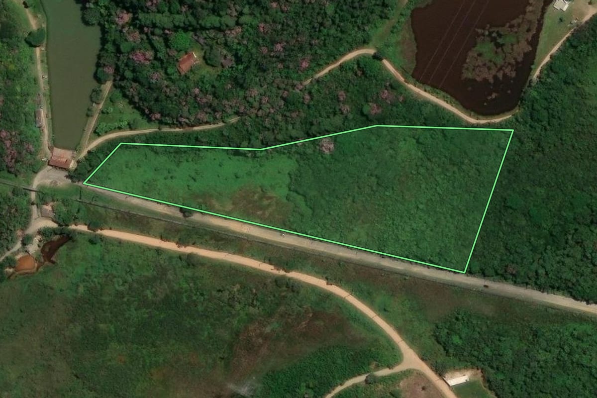 Imagem de satélite do imóvel rural em Mogi das Cruzes (SP), com o contorno declarado no CAR desenhado por cima.