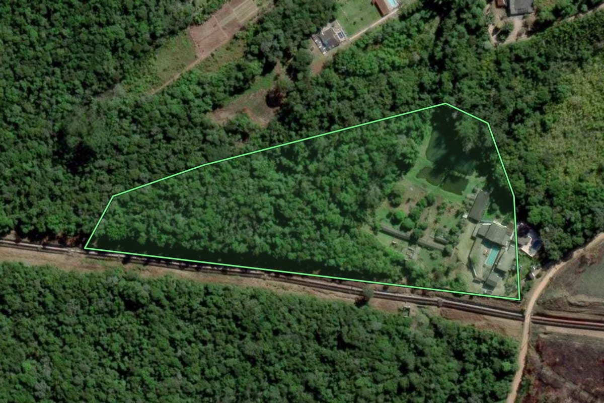 Imagem de satélite do imóvel rural em Mogi das Cruzes (SP), com o contorno declarado no CAR desenhado por cima.