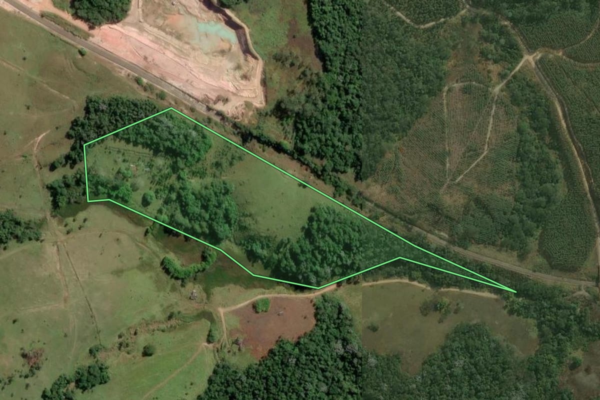 Imagem de satélite do imóvel rural em Mogi das Cruzes (SP), com o contorno declarado no CAR desenhado por cima.