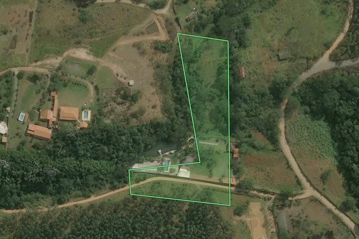 Imagem de satélite do imóvel rural em Mogi das Cruzes (SP), com o contorno declarado no CAR desenhado por cima.