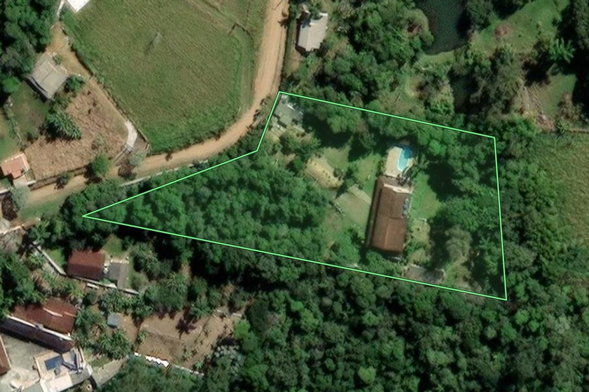 Imagem de satélite do imóvel rural em Mogi das Cruzes (SP), com o contorno declarado no CAR desenhado por cima.