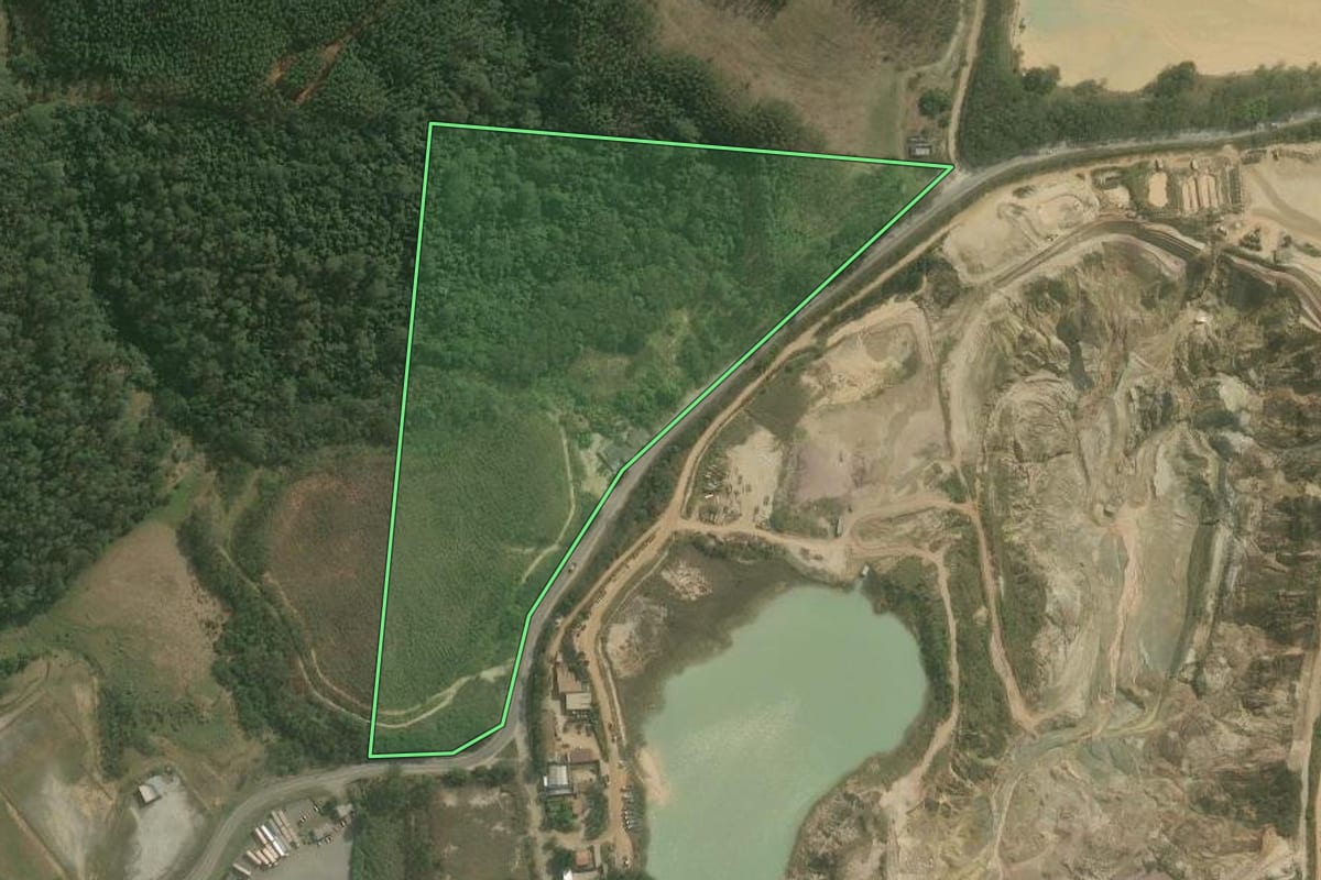 Imagem de satélite do imóvel rural em Mogi das Cruzes (SP), com o contorno declarado no CAR desenhado por cima.
