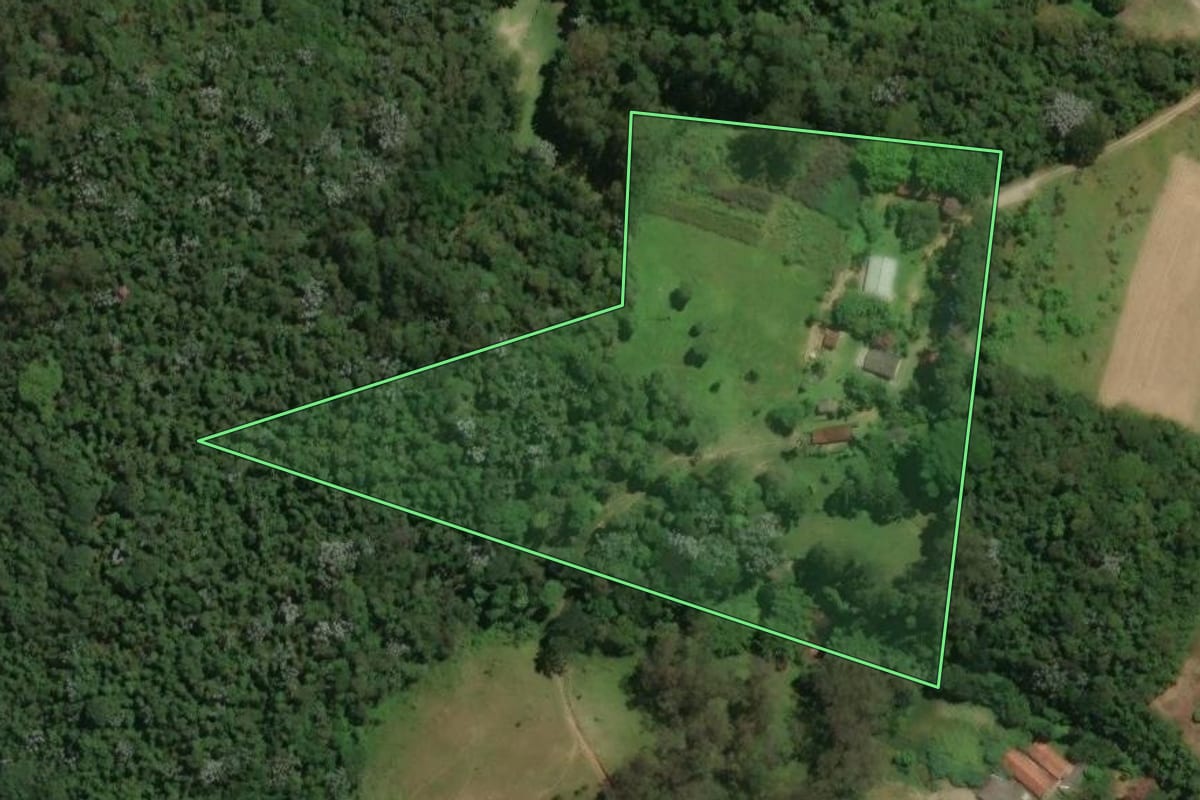 Imagem de satélite do imóvel rural em Mogi das Cruzes (SP), com o contorno declarado no CAR desenhado por cima.