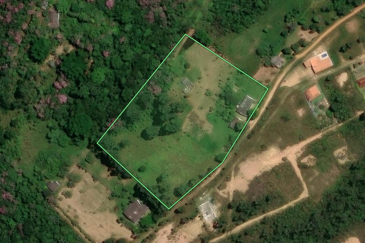 Imagem de satélite do imóvel rural em Mogi das Cruzes (SP), com o contorno declarado no CAR desenhado por cima.