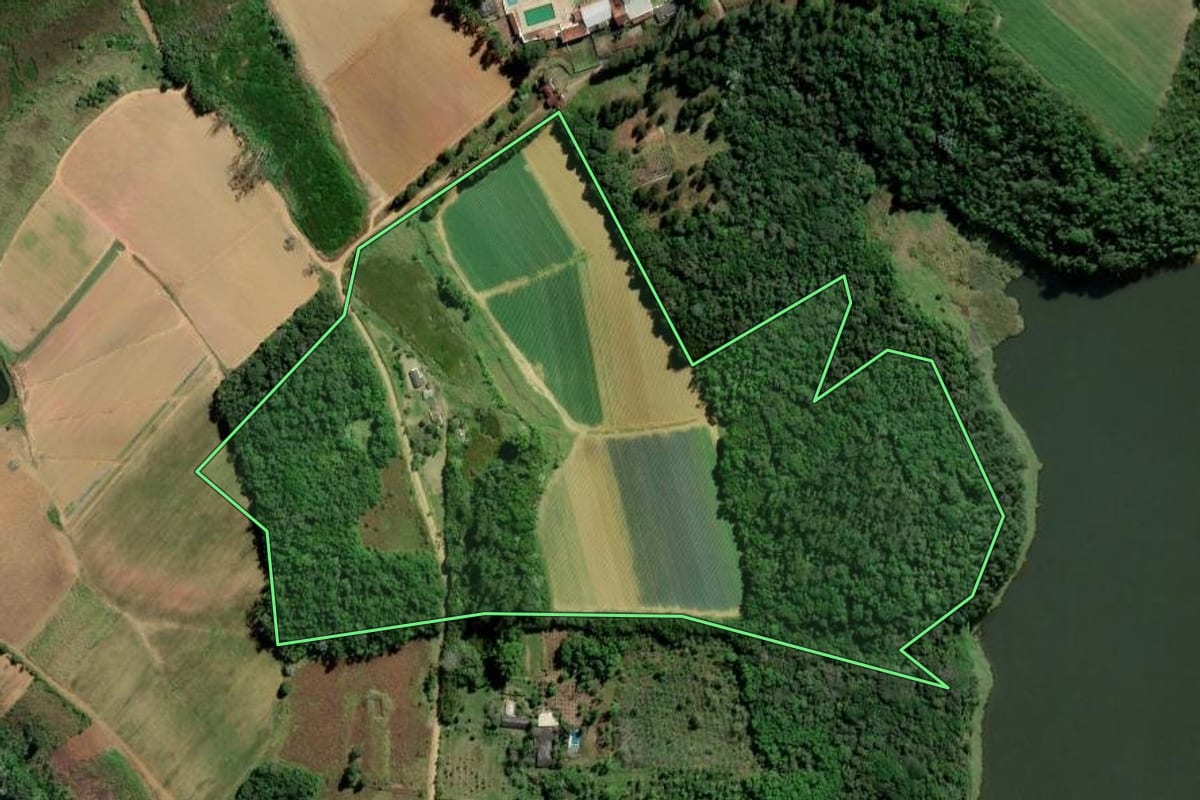 Imagem de satélite do imóvel rural em Mogi das Cruzes (SP), com o contorno declarado no CAR desenhado por cima.