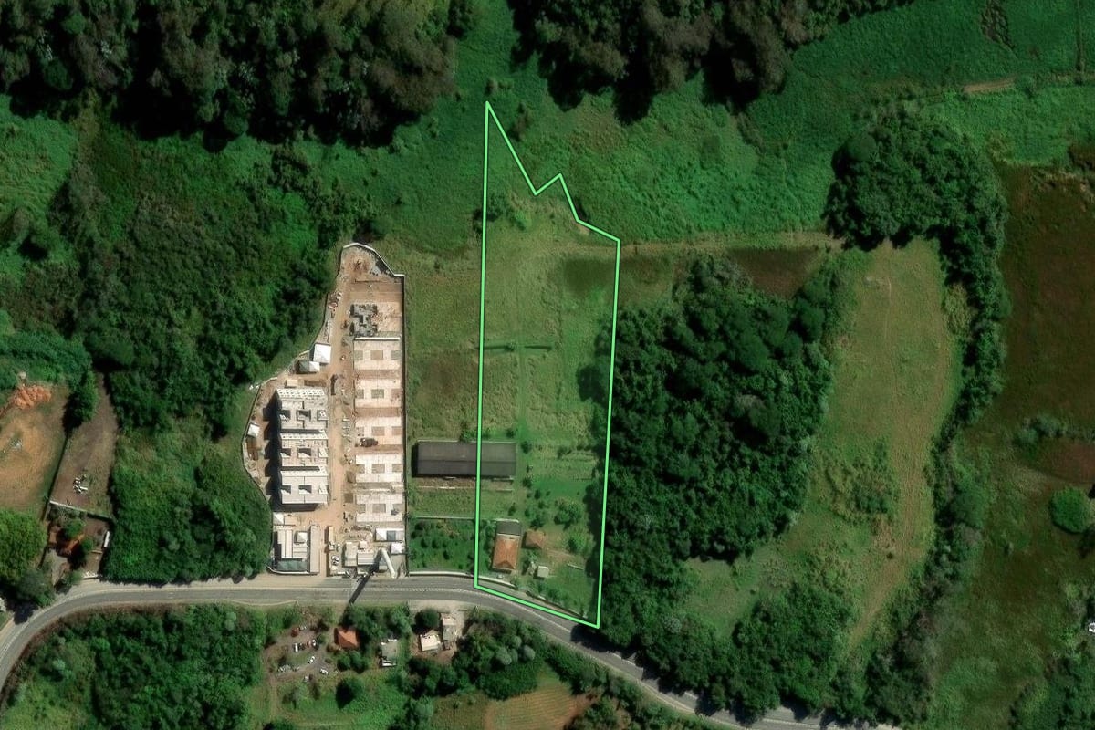 Imagem de satélite do imóvel rural em Mogi das Cruzes (SP), com o contorno declarado no CAR desenhado por cima.