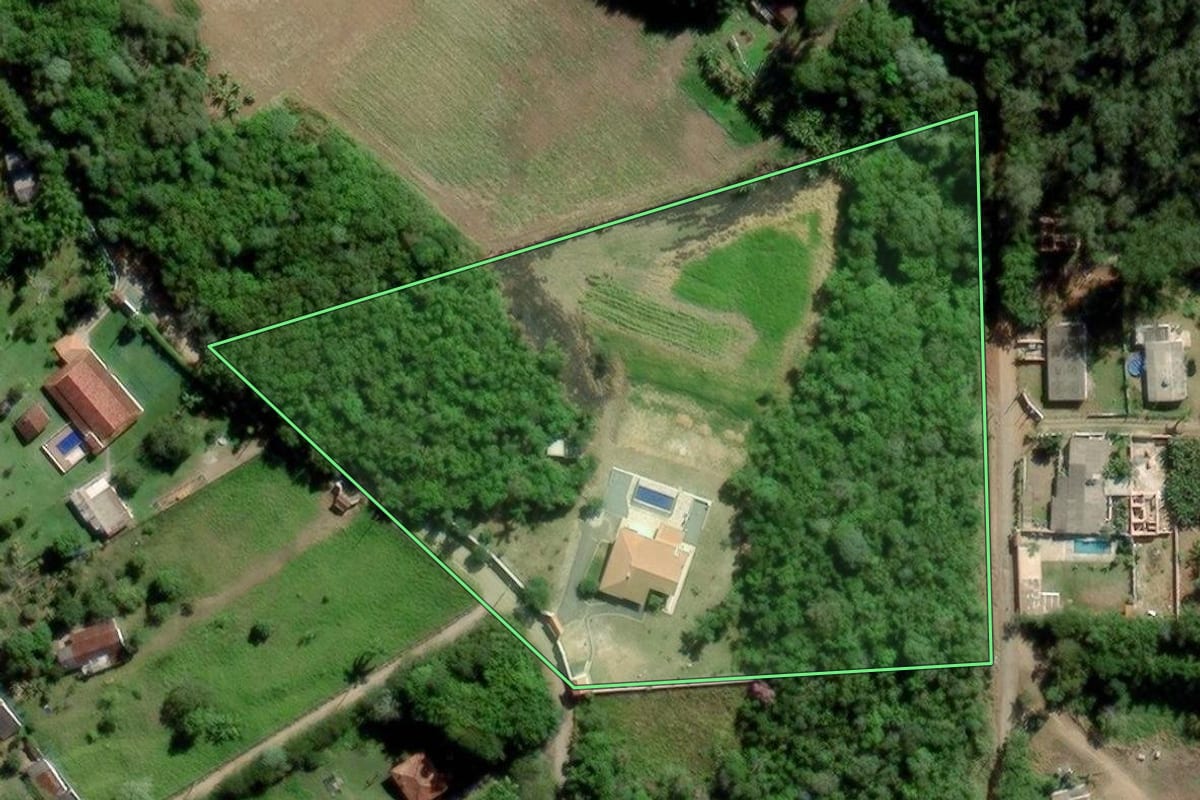 Imagem de satélite do imóvel rural em Mogi das Cruzes (SP), com o contorno declarado no CAR desenhado por cima.