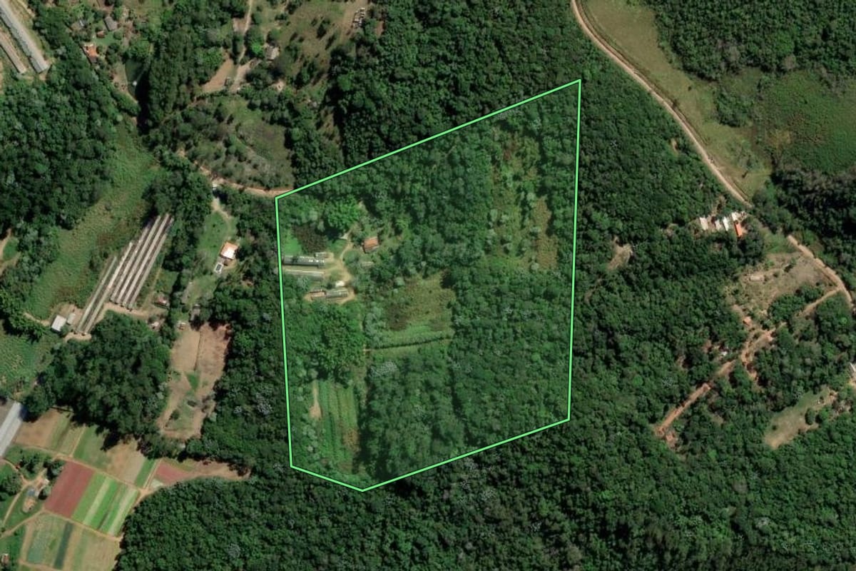 Imagem de satélite do imóvel rural em Mogi das Cruzes (SP), com o contorno declarado no CAR desenhado por cima.
