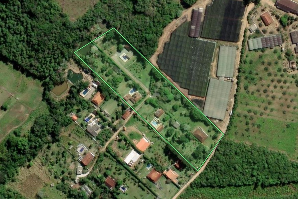 Imagem de satélite do imóvel rural em Mogi das Cruzes (SP), com o contorno declarado no CAR desenhado por cima.