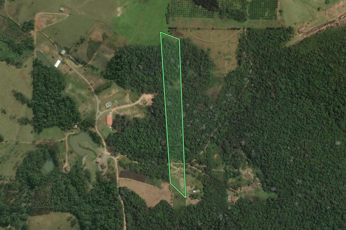 Imagem de satélite do imóvel rural em Mogi das Cruzes (SP), com o contorno declarado no CAR desenhado por cima.