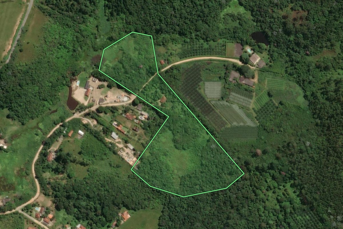 Imagem de satélite do imóvel rural em Mogi das Cruzes (SP), com o contorno declarado no CAR desenhado por cima.