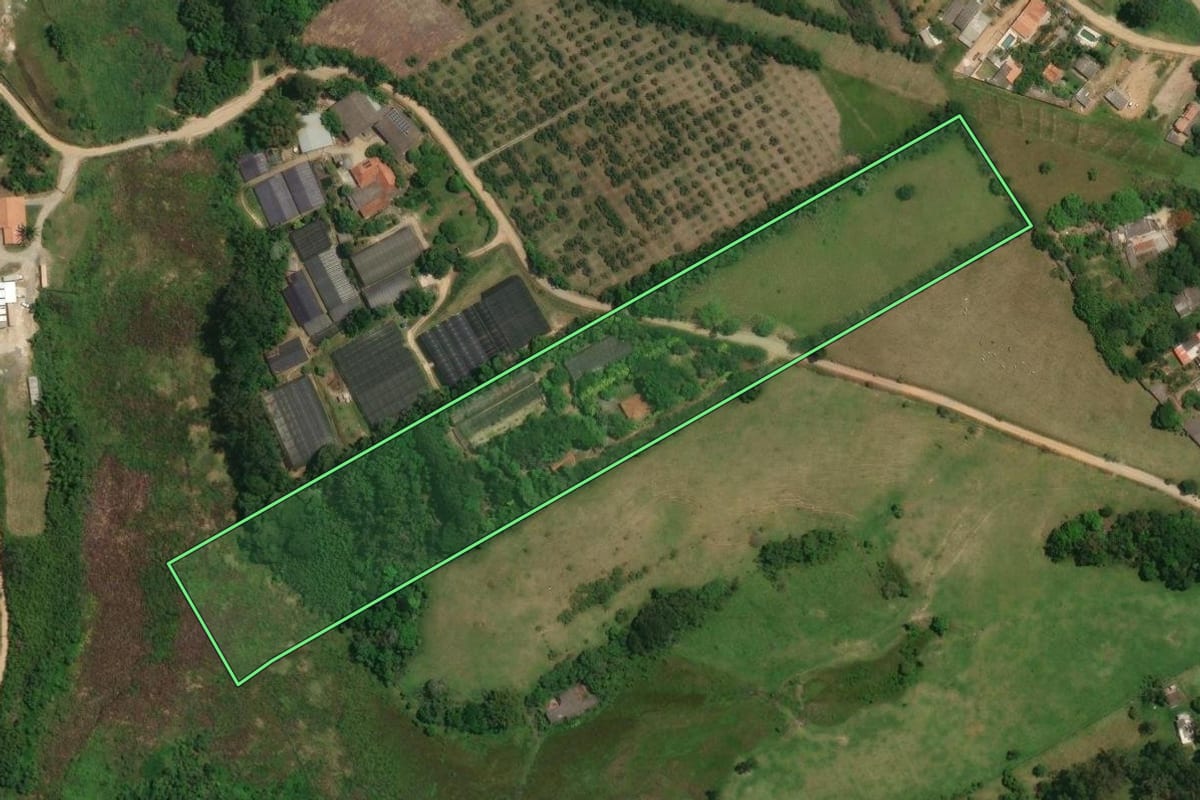 Imagem de satélite do imóvel rural em Mogi das Cruzes (SP), com o contorno declarado no CAR desenhado por cima.
