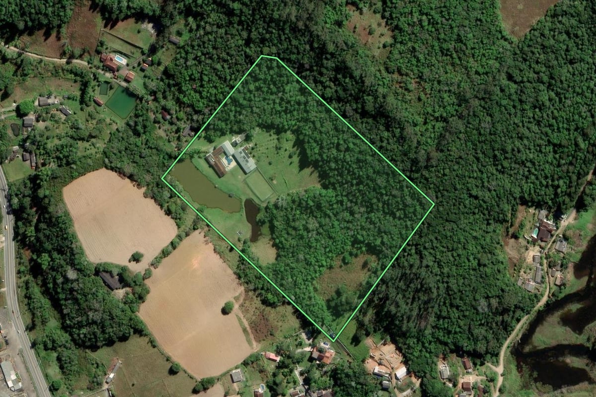 Imagem de satélite do imóvel rural em Mogi das Cruzes (SP), com o contorno declarado no CAR desenhado por cima.