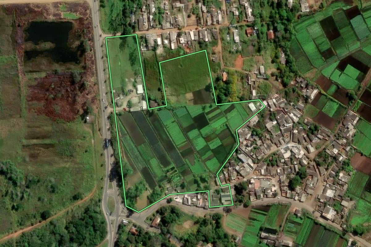Imagem de satélite do imóvel rural em Mogi das Cruzes (SP), com o contorno declarado no CAR desenhado por cima.