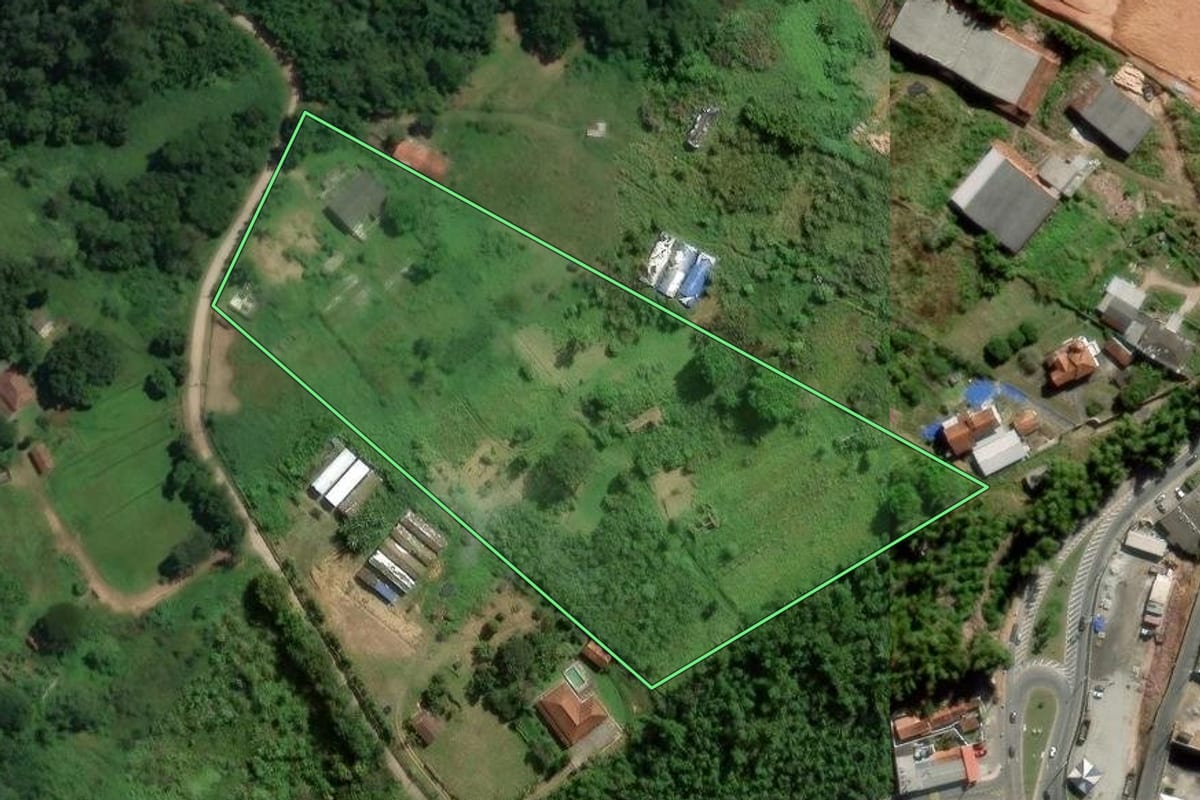 Imagem de satélite do imóvel rural em Mogi das Cruzes (SP), com o contorno declarado no CAR desenhado por cima.