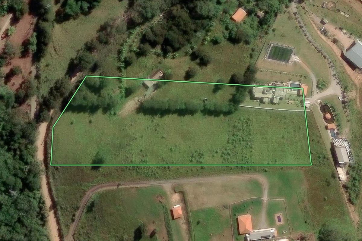 Imagem de satélite do imóvel rural em Mogi das Cruzes (SP), com o contorno declarado no CAR desenhado por cima.