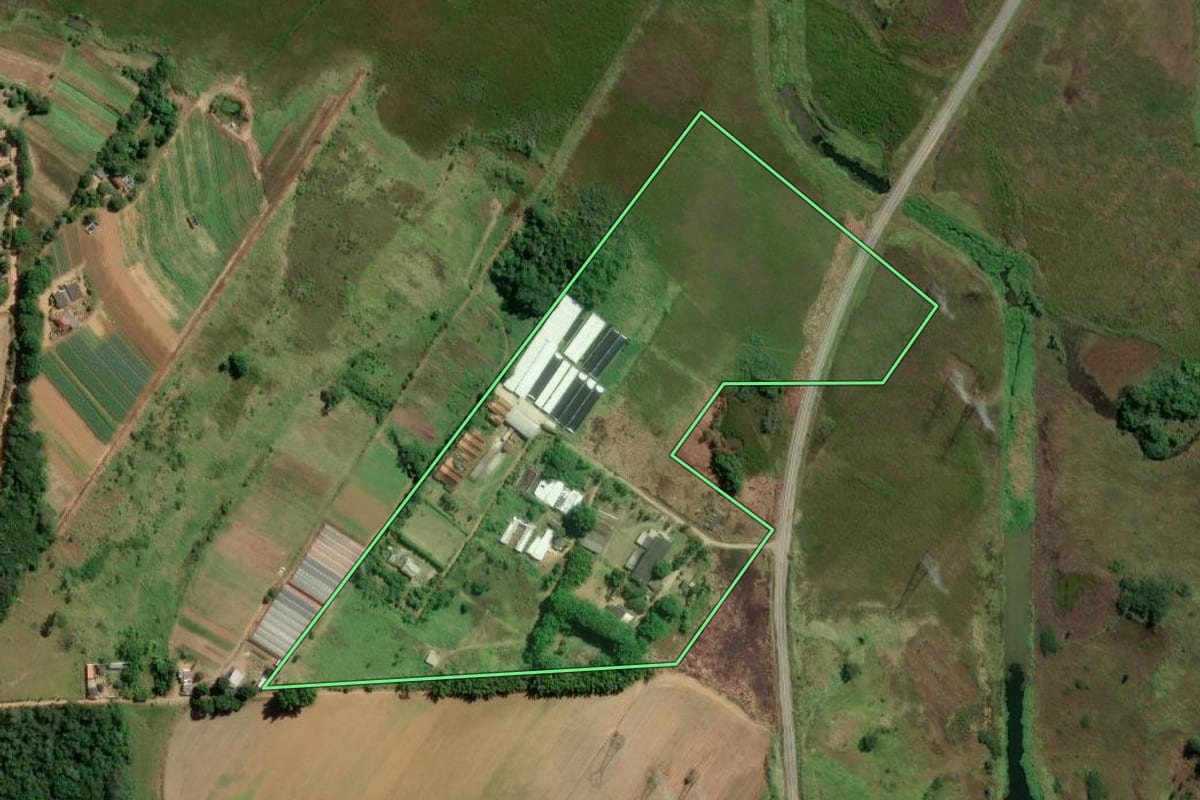 Imagem de satélite do imóvel rural em Mogi das Cruzes (SP), com o contorno declarado no CAR desenhado por cima.