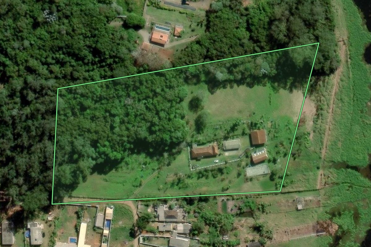 Imagem de satélite do imóvel rural em Mogi das Cruzes (SP), com o contorno declarado no CAR desenhado por cima.