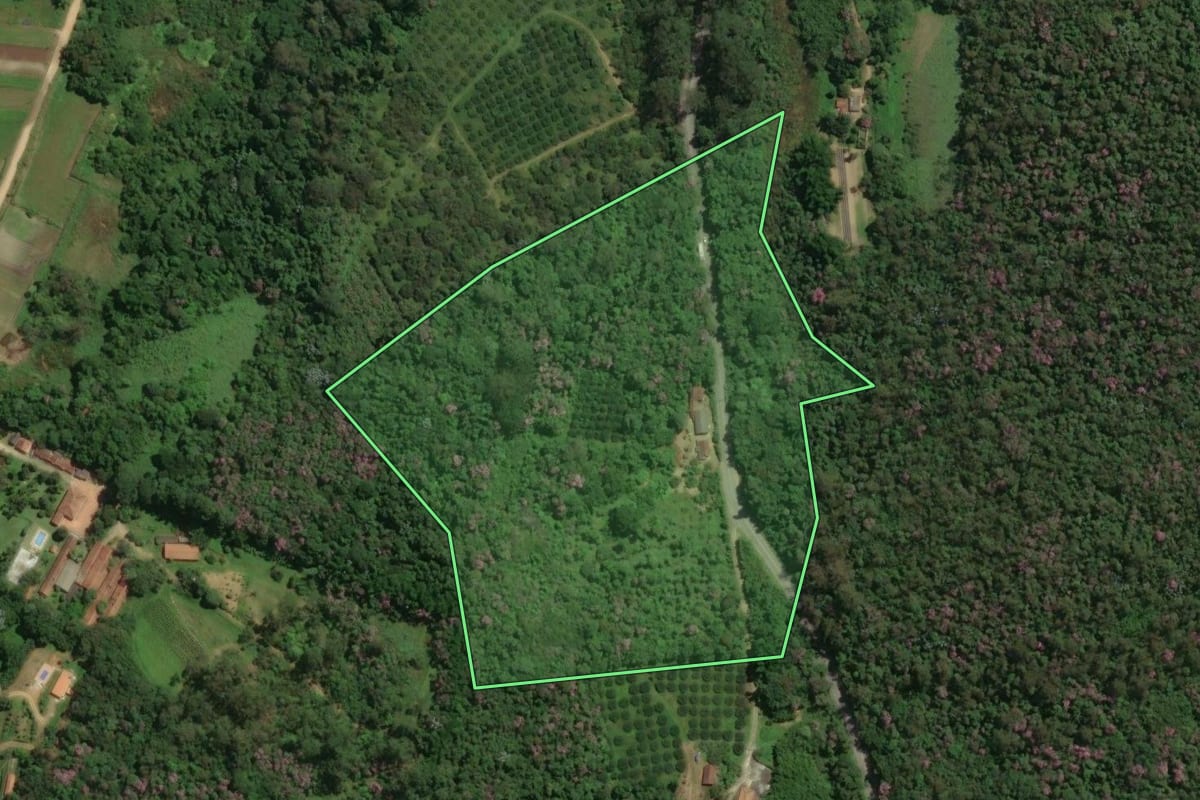 Imagem de satélite do imóvel rural em Mogi das Cruzes (SP), com o contorno declarado no CAR desenhado por cima.