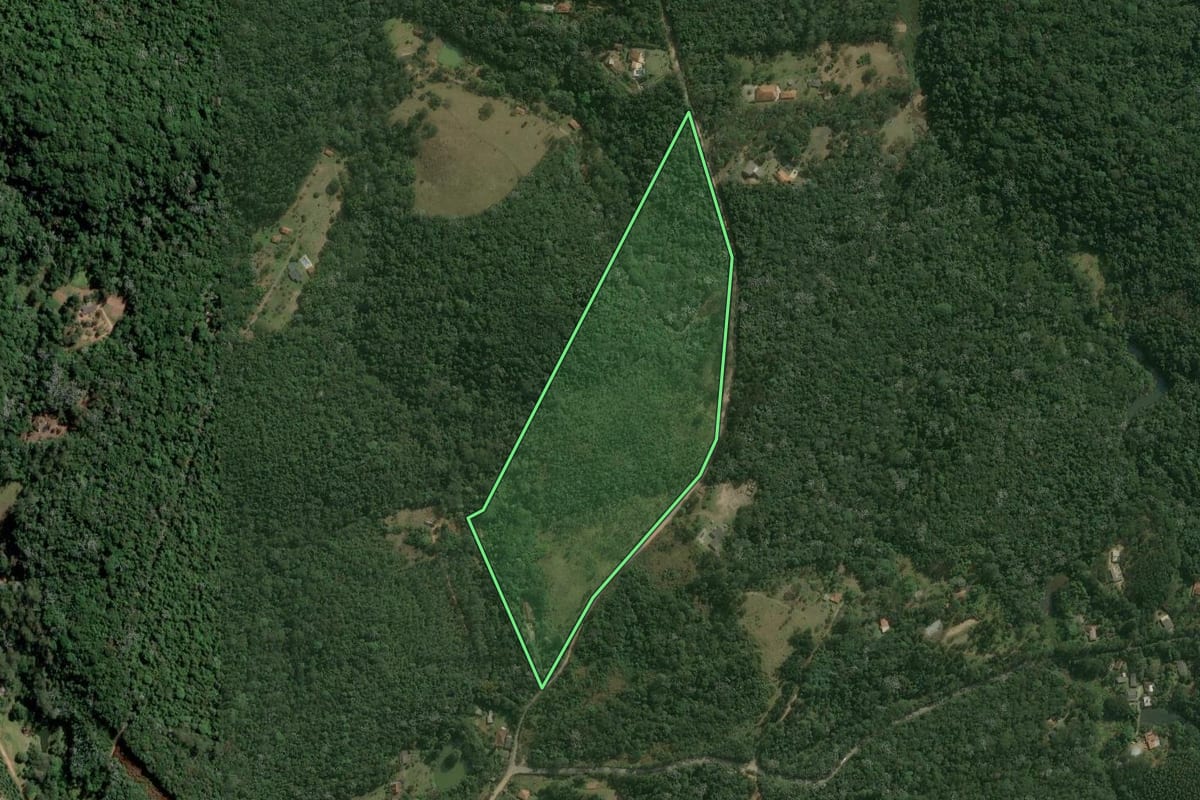 Imagem de satélite do imóvel rural em Mogi das Cruzes (SP), com o contorno declarado no CAR desenhado por cima.