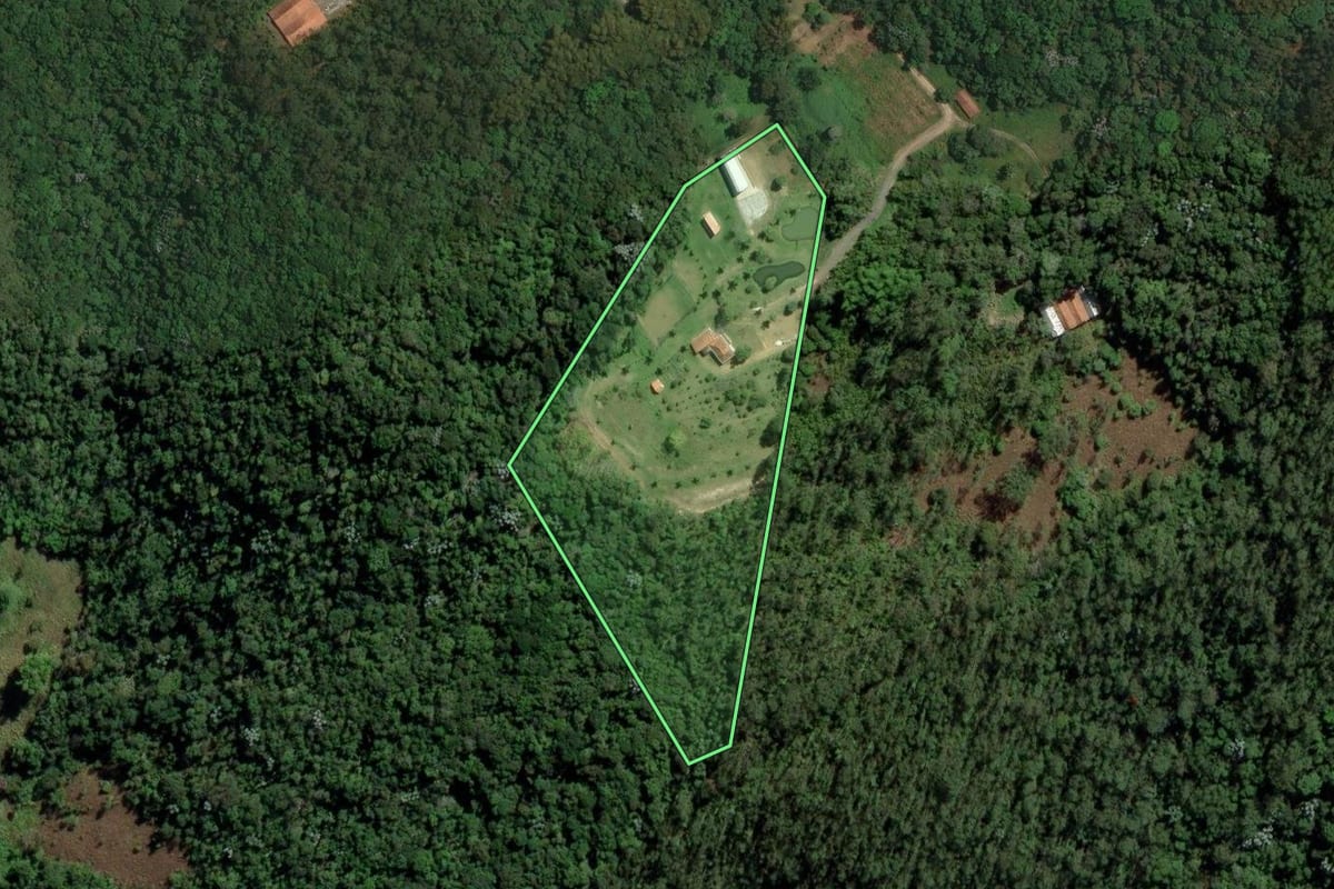 Imagem de satélite do imóvel rural em Mogi das Cruzes (SP), com o contorno declarado no CAR desenhado por cima.