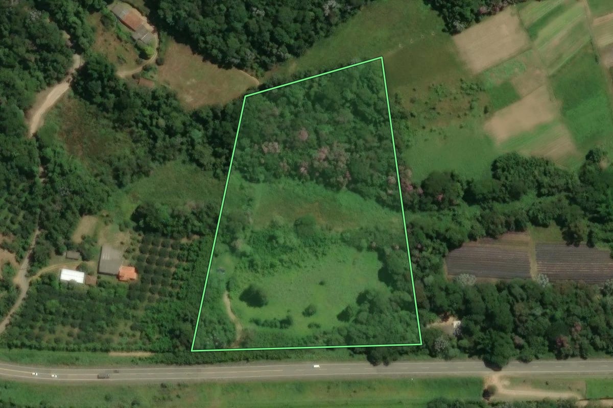 Imagem de satélite do imóvel rural em Mogi das Cruzes (SP), com o contorno declarado no CAR desenhado por cima.