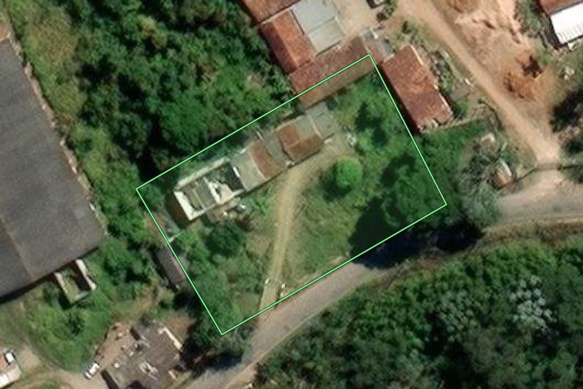 Imagem de satélite do imóvel rural em Mogi das Cruzes (SP), com o contorno declarado no CAR desenhado por cima.