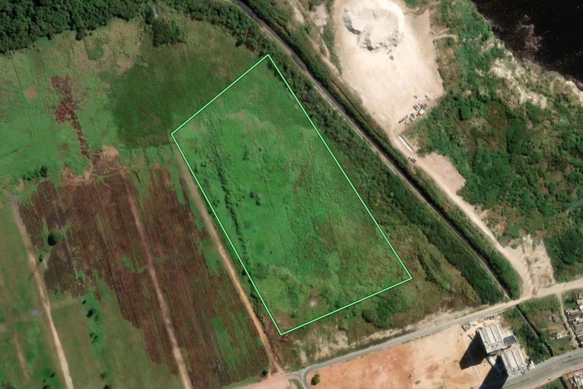 Imagem de satélite do imóvel rural em Mogi das Cruzes (SP), com o contorno declarado no CAR desenhado por cima.