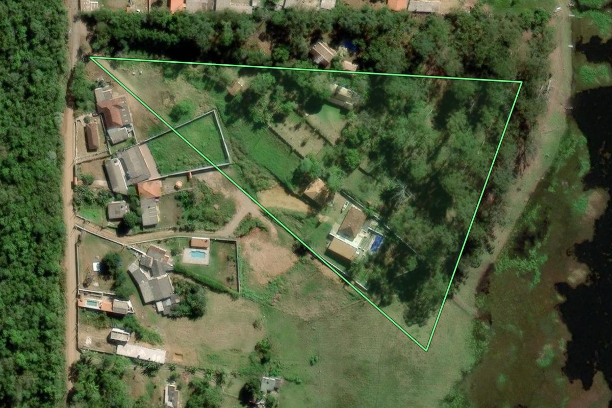 Imagem de satélite do imóvel rural em Mogi das Cruzes (SP), com o contorno declarado no CAR desenhado por cima.