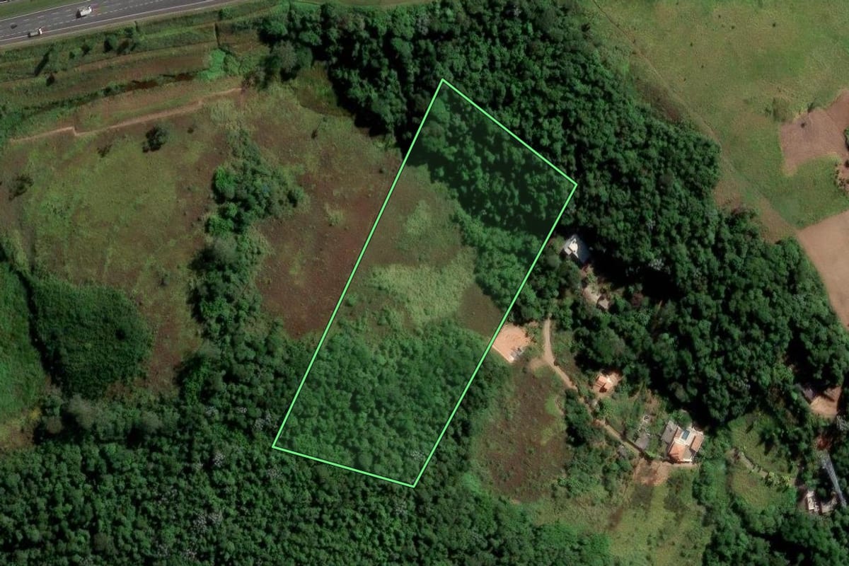 Imagem de satélite do imóvel rural em Mogi das Cruzes (SP), com o contorno declarado no CAR desenhado por cima.
